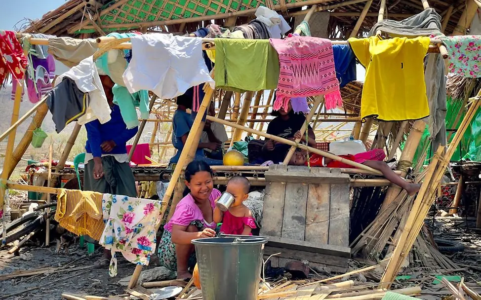 Klimawandel für Kinder erklärt: Mutter mit ihrem Kind