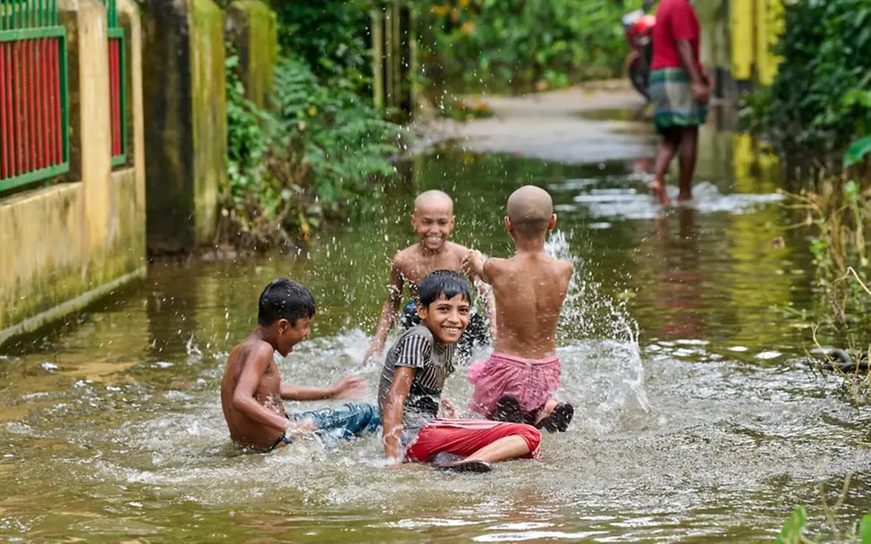Klimawandel erklären: Kinder Bangladesch Überschwemmung