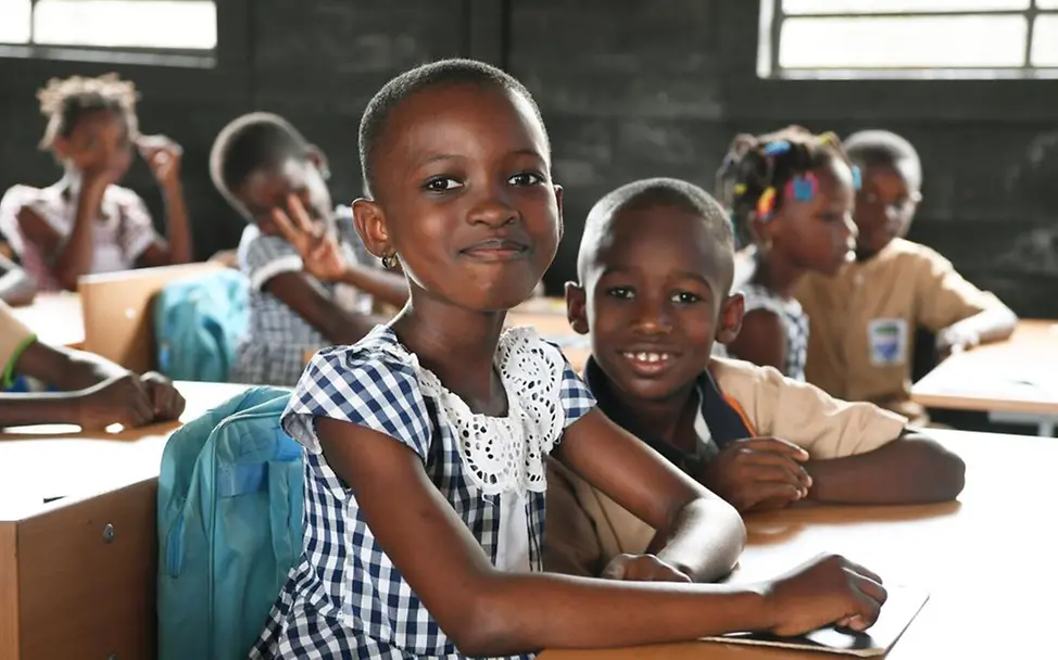 Klimawandel Kindern erklären: Schule Plastikziegel Elfenbeinküste
