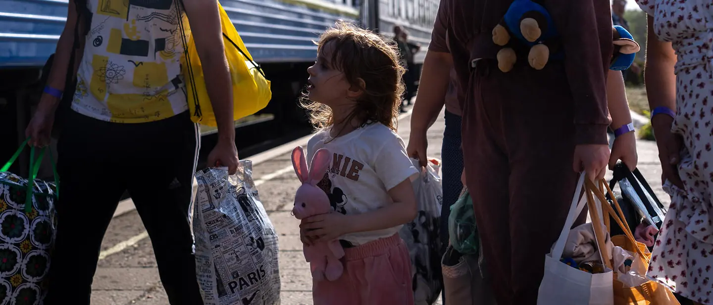 Eine Familie ist wegen des Krieges in der Ukraine auf der Flucht. © UNICEF/Filippov Spenden für Flüchtlingshilfe: Eine Familie auf der Flucht in der Ukraine