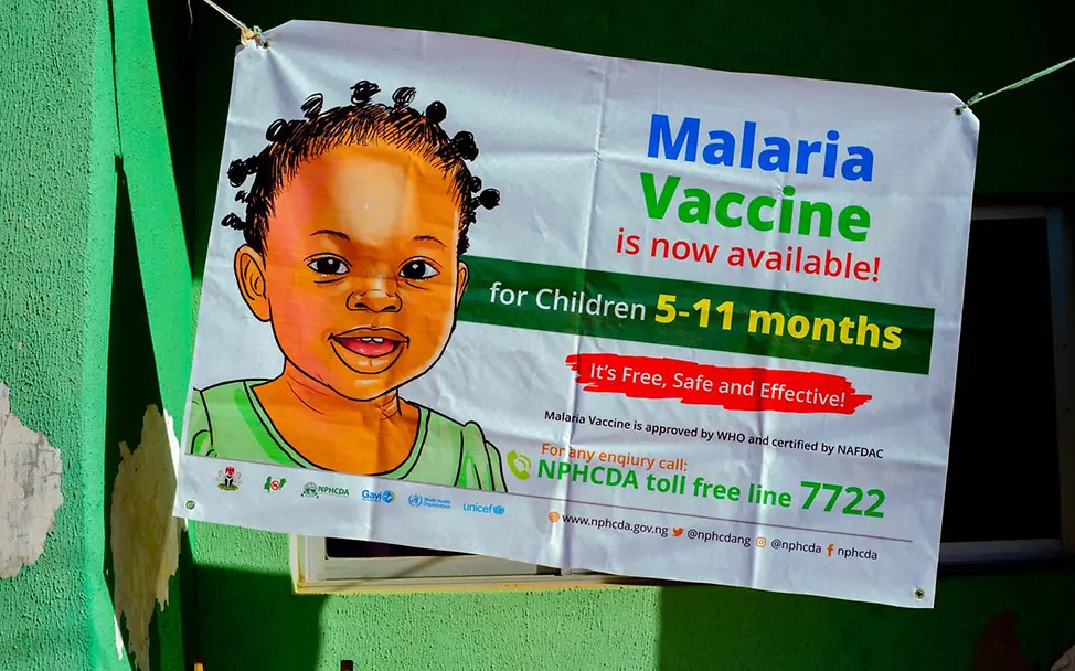 Ein Werbebanner in Nigeria wirbt dafür, Kinder gegen Malaria impfen zu lassen.