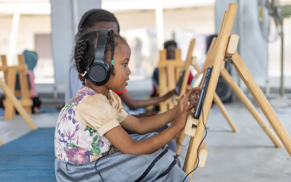 Ein Mädchen lernt an einem Tablet. | © UNICEF/Elfatih Spenden für Flüchtlingshilfe: Digitales Lernzentrum im Sudan