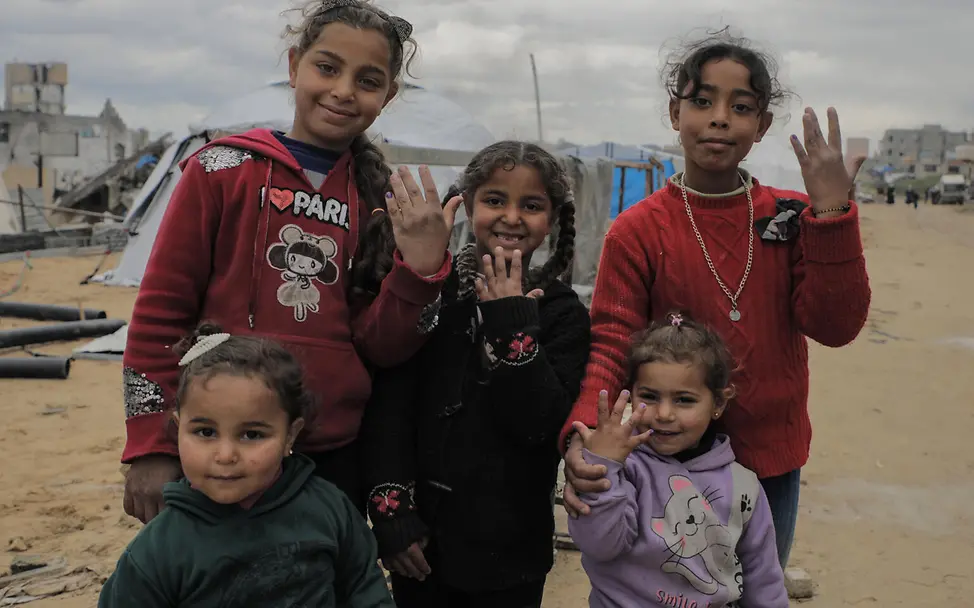 Glückliche Gesichter, bemalte Finger - so lief die Polio-Impfrunde! | © UNICEF/Nateel Gaza: Eine Gruppe Kinder hält grinsend ihre bemalten Finger hoch. Das bedeutet: geimpft!