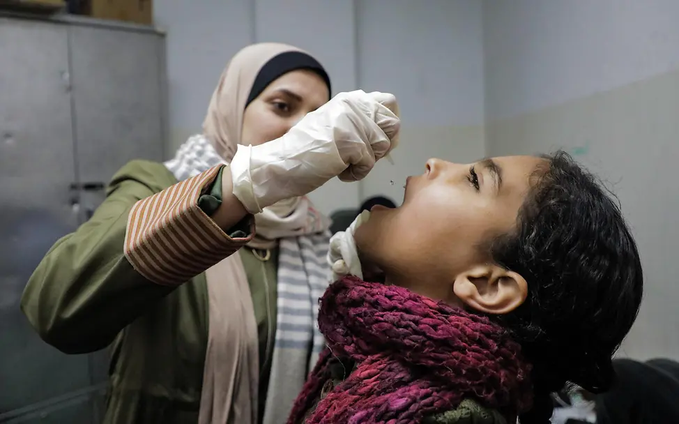 Mehr als ein Tropfen Hoffnung: Polio-Impfungen finden großflächig in Gaza statt. | © UNICEF/Nateel Gaza: Ein Mädchen wird gegen Polio geimpft