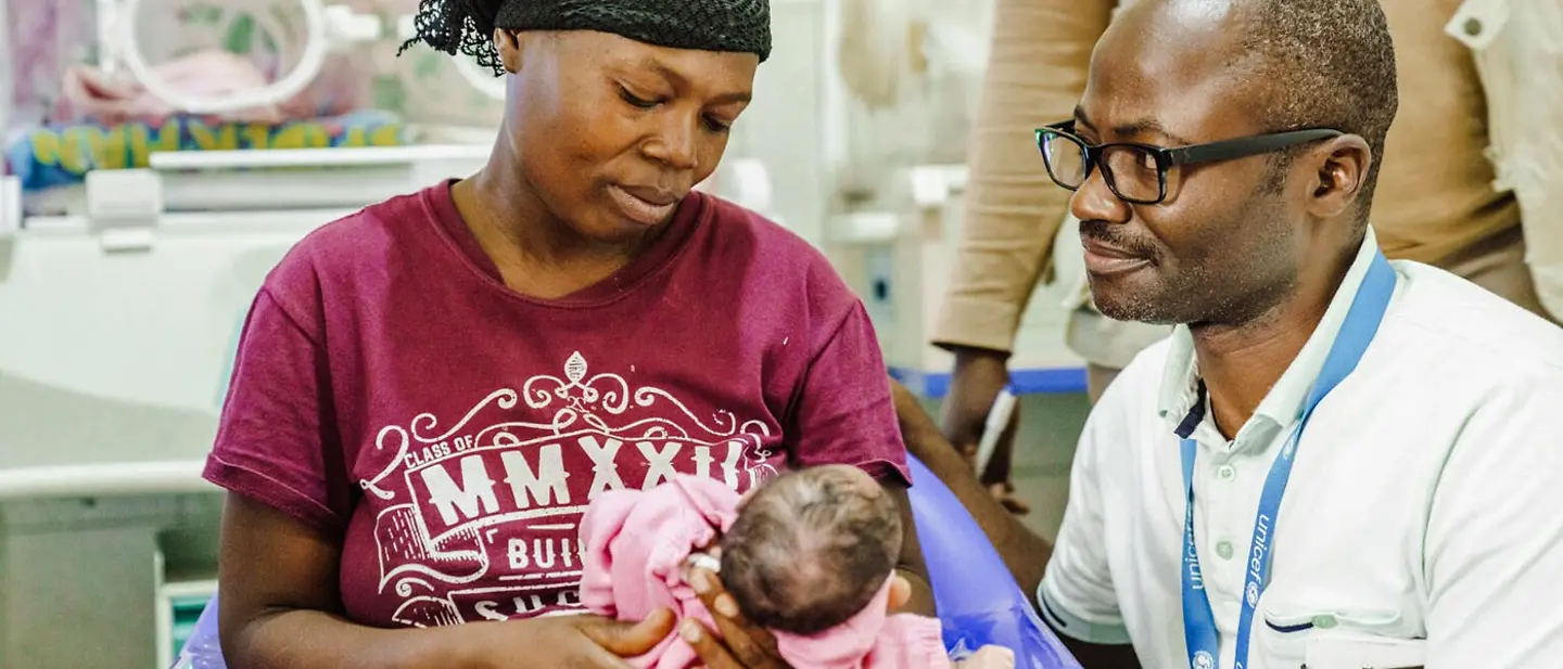 Eine Mutter kümmert sich mit einem UNICEF-Helfer um ihr verletztes Baby | © UNICEF/Benekire Demokratische Republik Kongo spenden: Eine Mutter kümmert sich mit einem UNICEF-Helfer um ihr verletztes Baby