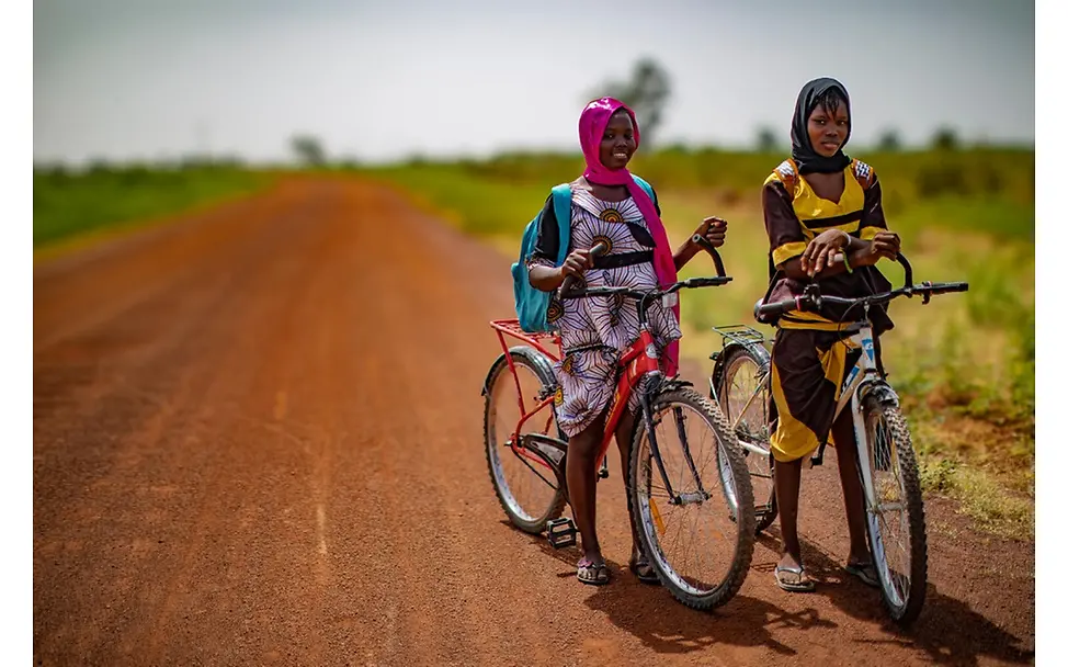 Hawa und Koumba, 15 Jahre alt, mit dem Fahrrad unterwegs zu ihrer Schule.