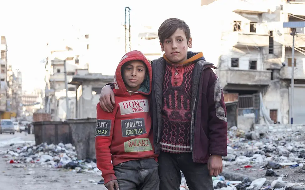 Syrien Krieg: Kinder wie Ahmad und Mahmoud sind durch den Krieg in Armut geraten.