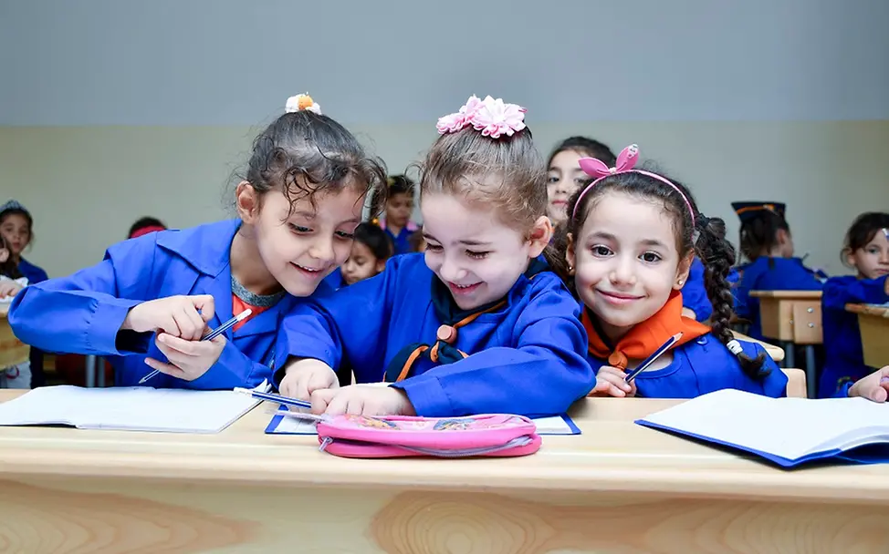 Syrien Krieg: Drei Mädchen sitzen in einer Schule, die durch den Krieg vorrübergehend schließen musste.