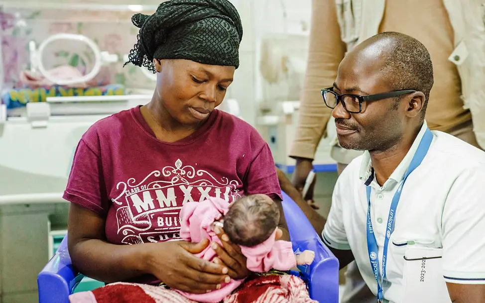 Demokratische Republik Kongo Nothilfe: Eine Mutter kümmert sich mit einem UNICEF-Helfer um ihr verletztes Baby