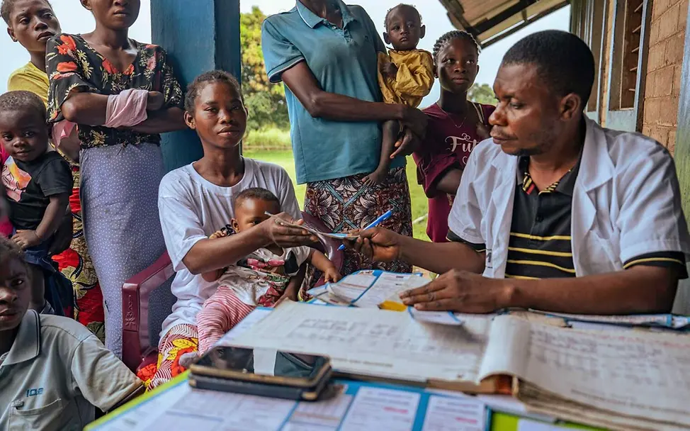 Demokratische Republik Kongo Nothilfe: Eine Mutter und ihr Baby nach einer Impfung in einem Gesundheitszentrum. 