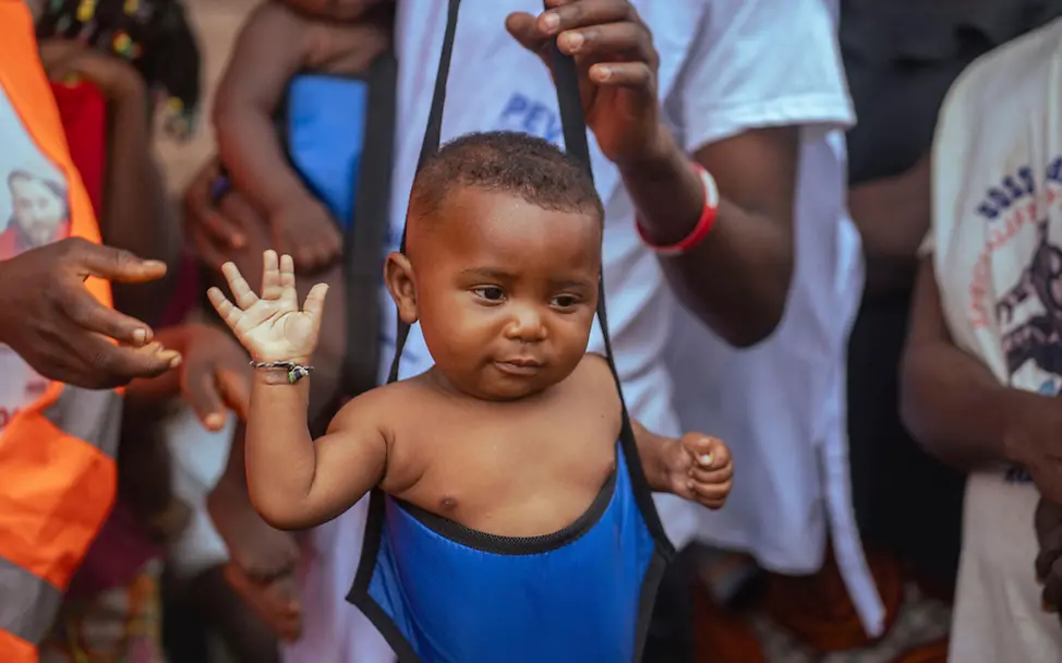 Demokratische Republik Kongo Nothilfe: Ein Baby wird in einem Gesundheitszentrum gewogen 