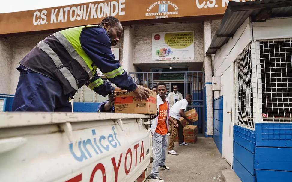 Demokratische Republik Kongo Nothilfe: Helfer packen UNICEF-Spezialnahrung für mangelernährte Kinder aus 