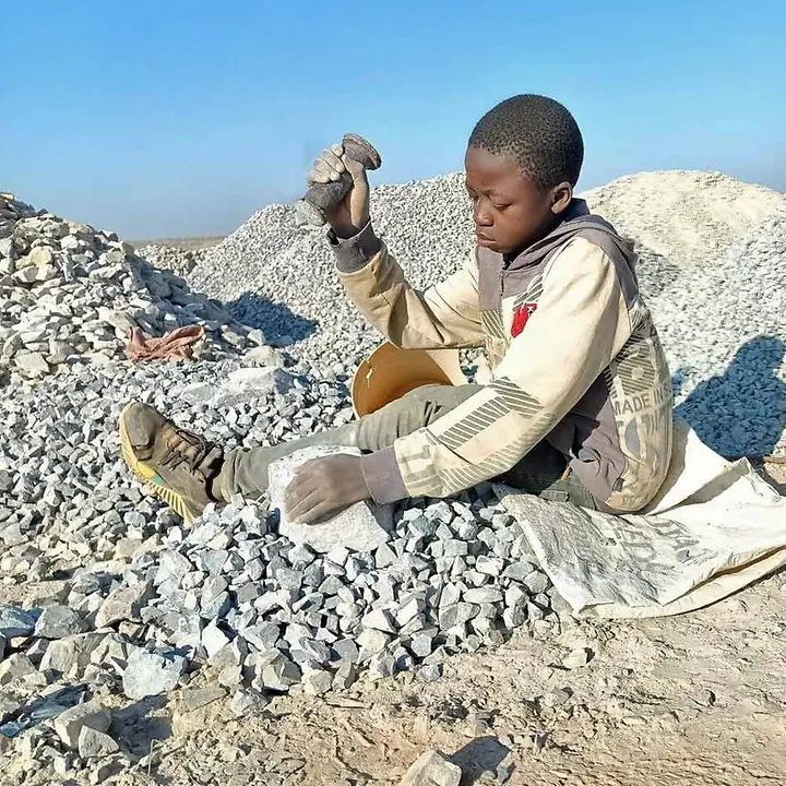 Ein Junge im Kongo zerschlägt in einem Steinbruch mit einem Hammer Steine | © UNICEF/UNI411594/ Was kann man gegen Kinderarbeit tun: Kinderarbeit ist für Kinder wie diesen Jungen in einem Steinbruch harte Realität
