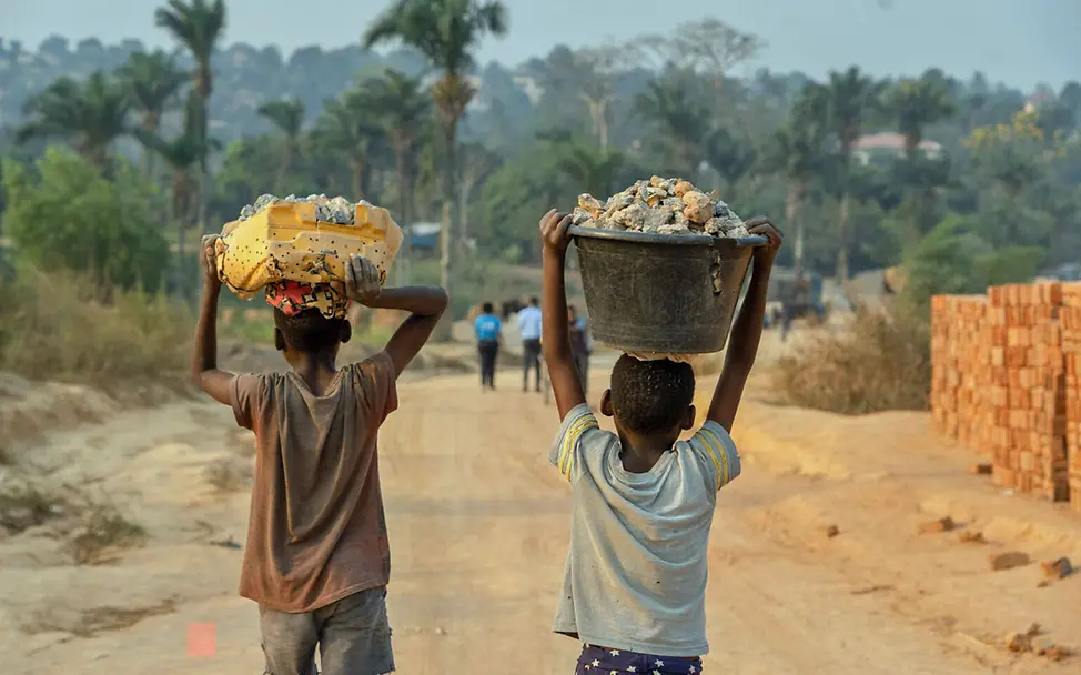 Kinder in einem Steinbruch tragen mit Kies gefüllte Wannen | © UNICEF/Mulala Was kann man gegen Kinderarbeit tun: Kinder in einem Steinbruch leisten anstrengende körperliche Arbeit.