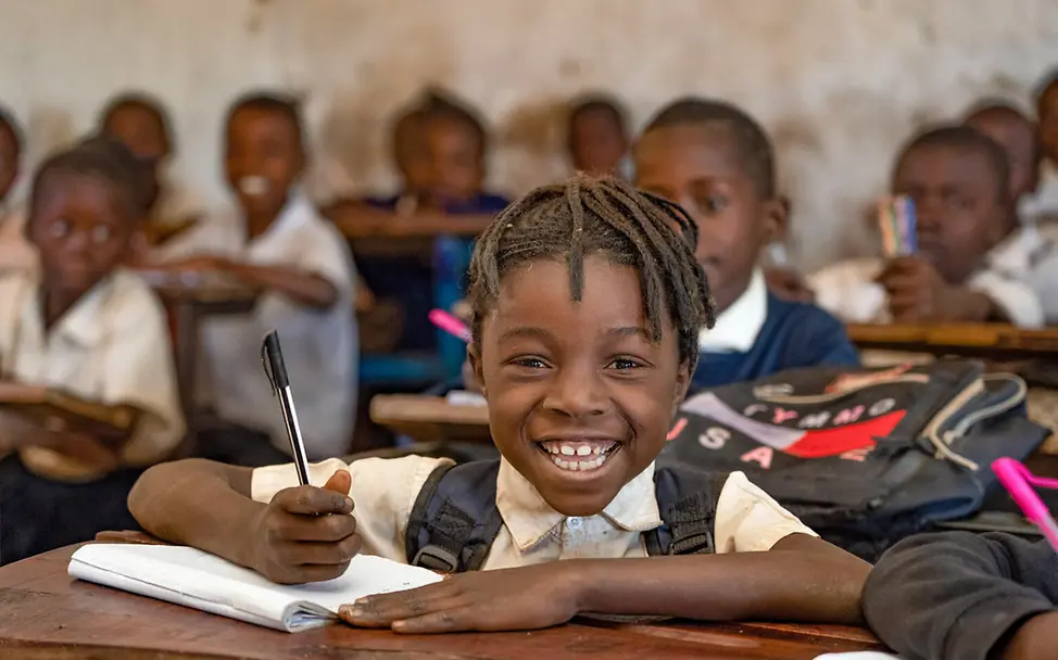 Yvette aus der Demokratischen Republik Kongo kann jetzt zur Schule gehen | © UNICEF/Mulala Was kann man gegen Kinderarbeit tun: Ein Mädchen im Kongo kann jetzt in der Schule lernen, statt zu arbeiten