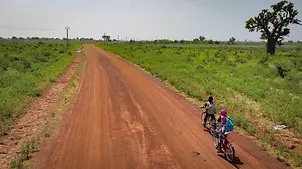 Mädchen Bildung in Mali: Der Schulweg führt weit durch Felder und Wiesen | © UNICEF/Dicko Mädchen Bildung in Mali: Der Schulweg führt weit durch Felder und Wiesen