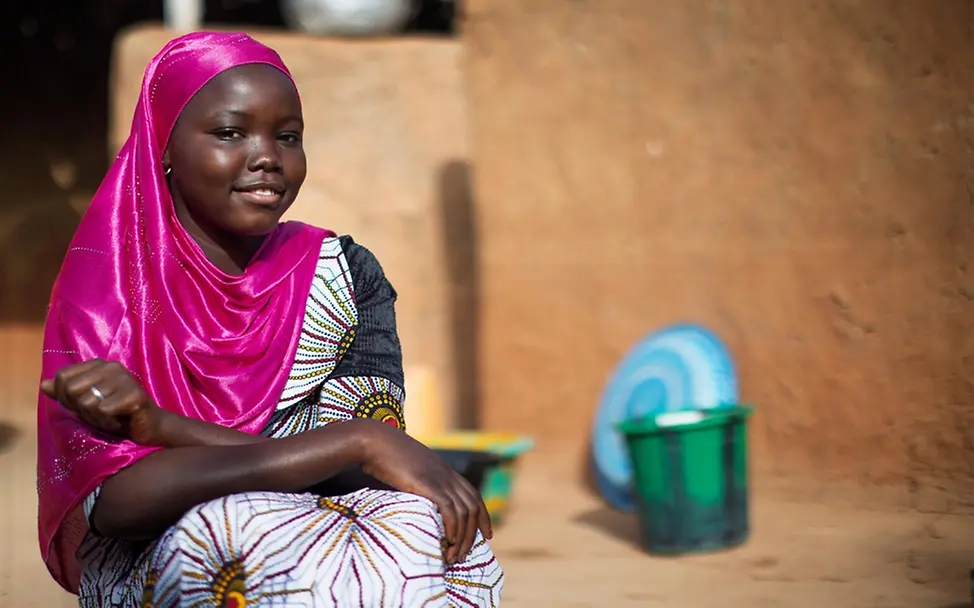 Mädchen Bildung in Mali: Die 15-jährige Hawa sitzt vor ihrem Haus | © UNICEF/Dicko Mädchen Bildung in Mali: Die 15-jährige Hawa sitzt vor ihrem Haus