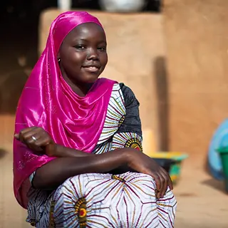 Mädchen Bildung in Mali: Die 15-jährige Hawa sitzt vor ihrem Haus | © UNICEF/Dicko Mädchen Bildung in Mali: Die 15-jährige Hawa sitzt vor ihrem Haus