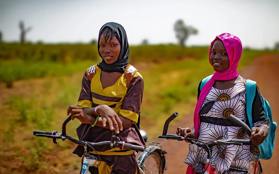 Mädchen Bildung in Mali: Hawa und Koumba haben ihren Schulabschluss | © UNICEF/Dicko Mädchen Bildung in Mali: Hawa und Koumba haben ihren Schulabschluss
