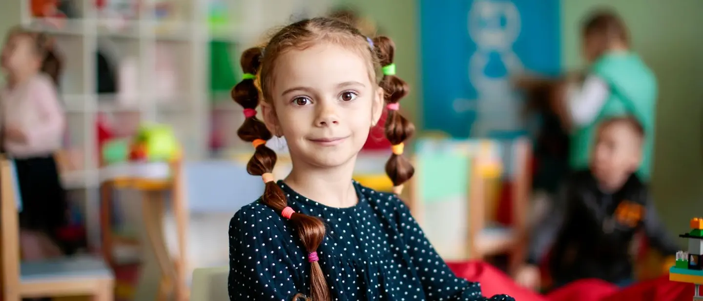 Ukraine: Ein Mädchen sitzt in einem Klassenzimer.