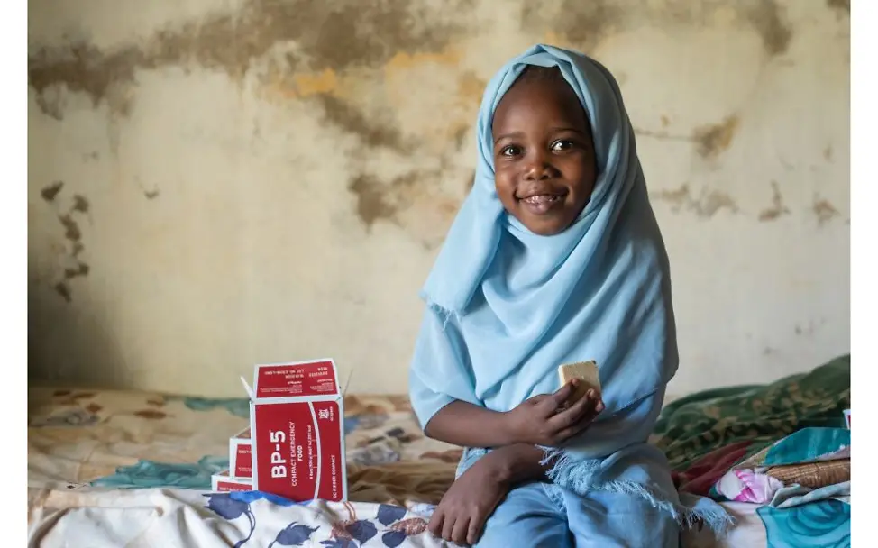 Sudan: Mädchen isst einen BP-5 Keks.