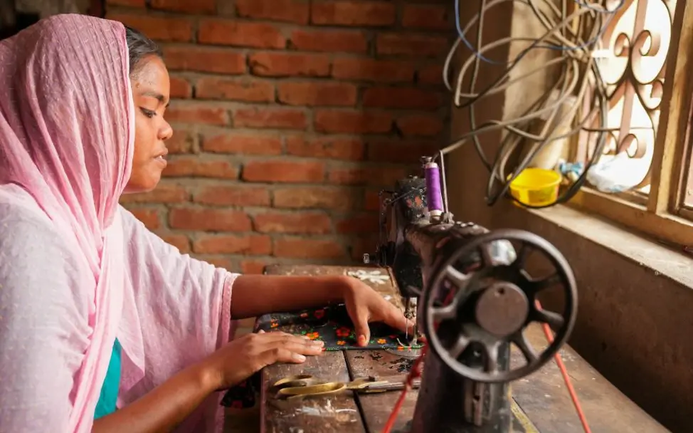 Die 18-jährige Sahista an der Nähmaschine.