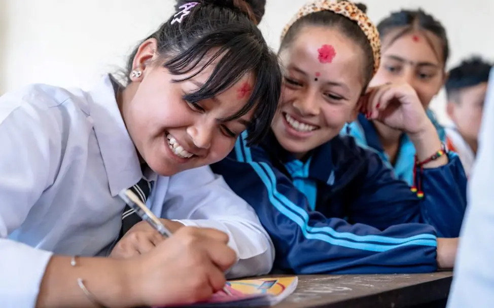 3 Mädchen aus Japan, die an einem Mental Health Workshop von UNICEF teilnehmen.