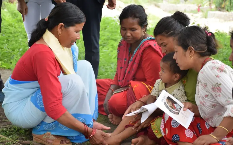 Überprüfung von Mangelernährung durch geschulte Geburtshelferinnen gemeinsam mit Müttern.