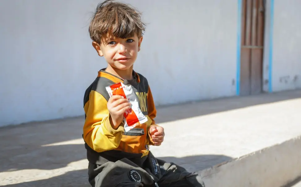 Adham (4) wird mit Erdnusspaste behandelt. | © UNICEF/Haleem Adham (4) wird mit Erdnusspaste behandelt.