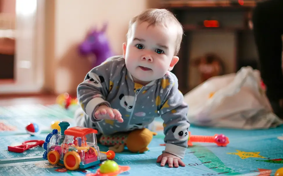 Impfungen Baby: Elterntipps für Impfungen für Babys und Kleinkinder - ein Baby beim Spielen