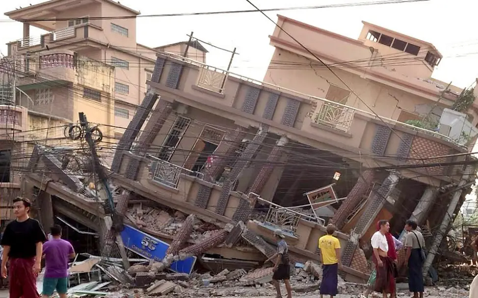 Eingestürztes Gebäude in der Region Mandalay in Zentral-Myanmar | © UNICEF/UNI770507/ Erdbeben Myanmar aktuell: Eingestürzte Gebäude in der Region Mandalay in Zentral-Myanmar