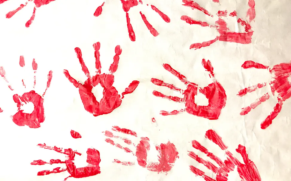 Rote Handabdrücke symbolisieren den Einsatz gegen Kindersoldaten am Red Hand Day 2025 Rote Handabdrücke symbolisieren den Einsatz gegen Kindersoldaten am Red Hand Day 2025