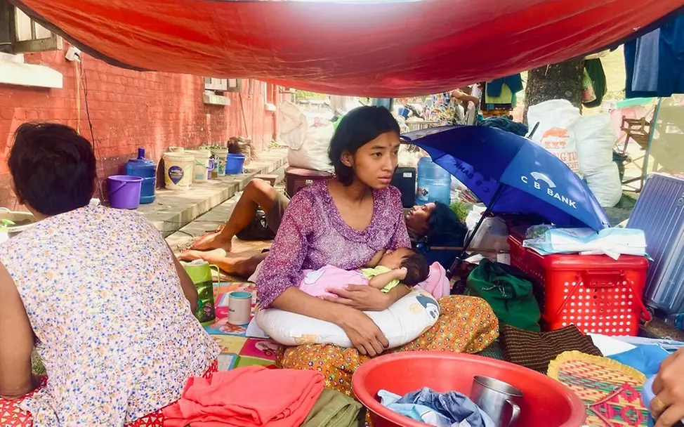 Kinder und Familien suchen Schutz in behelfsmäßigen Zelten. | © UNICEF/Maung Nyan Erdbeben Myanmar aktuell: Kinder und Familien suchen Schutz in behelfsmäßigen Zelten.
