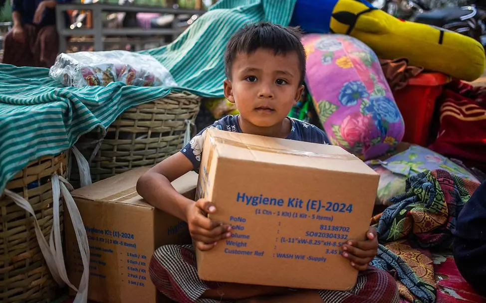Erdbeben Myanmar: Ein Junge hat einen Karton mit Hilfsgütern von UNICEF bekommen. 