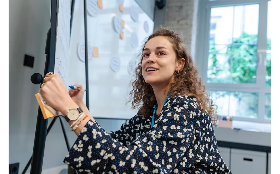 UNICEF NextGen-Mitglied Antonia Kammüller leitet einen Workshop.