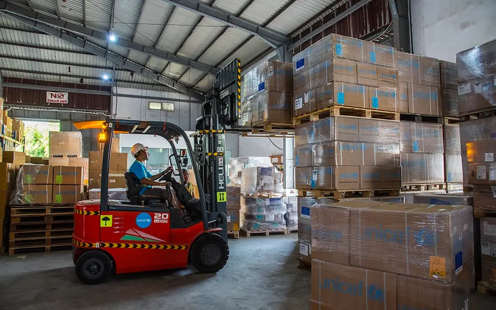 Neue Hilfsgüter von UNICEF erreichen Myanmar | UNICEF/Zar Mon Erdbeben Myanmar aktuell: In einem Warenlager werden Pakete mit Hilfsgütern entladen