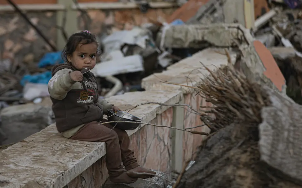 Alma, 2 Jahre alt, isst ihre Mahlzeit | © UNICEF/Nateel Alma, 2 Jahre alt, isst ihre Mahlzeit