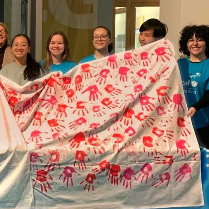 Übergabe der Red Hands im Felix-Klein-Gymnasium