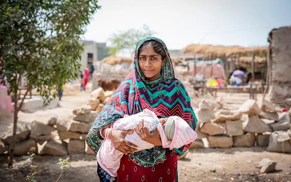 Eine Mutter in Pakistan und ihr 15 Tage altes Baby auf dem Weg zu einer mobilen Gesundheitsstation.