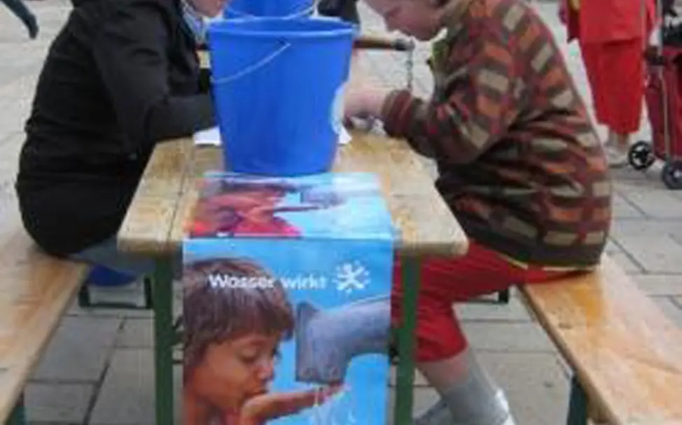Becher basteln beim Aktionstag in Lüdenscheid. ©UNICEF