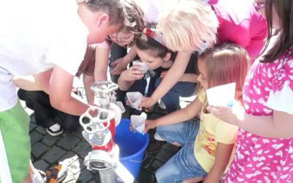 Faltbecher Aktionstag Lüdenscheid. ©UNICEF