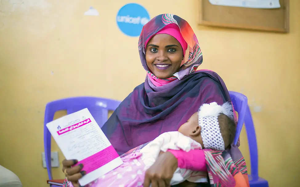 In zahlreichen afrikanischen Ländern werden Kinder routinemäßig gegen Malaria geimpft | © UNICEF/Elfatih Malaria-Impfung: Eine Mutter im Sudan hat ihr Baby gegen die Infektionskrankheit Malaria impfen lassen.