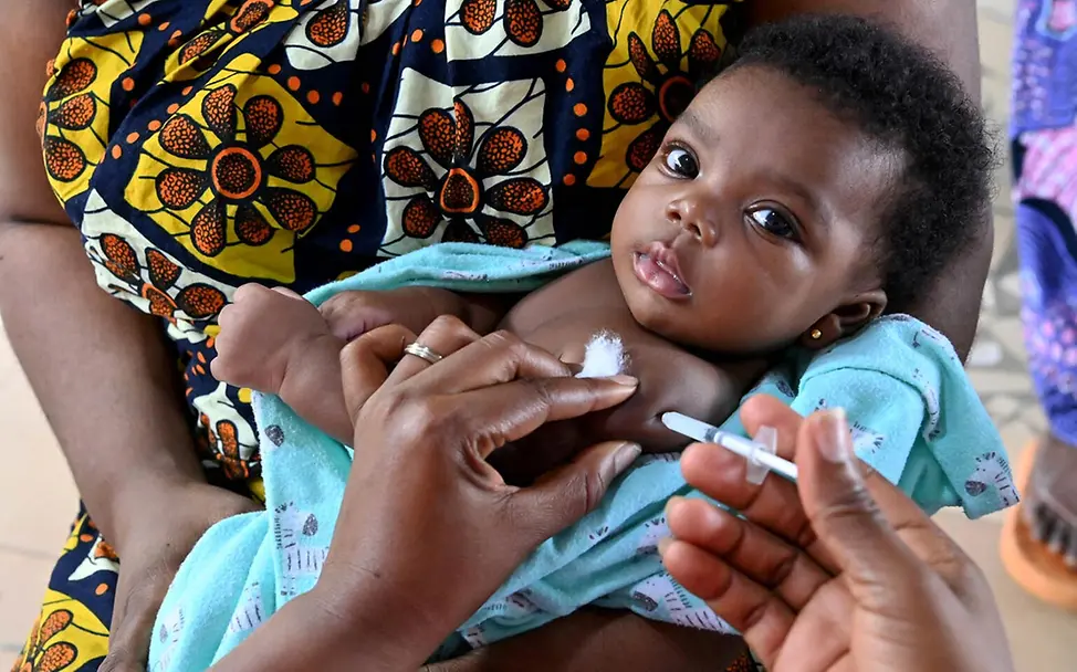 Ein Baby erhält eine Injektion mit einem Malaria-Vakzin | © UNICEF/Dejongh Malaria-Impfungen: Ein Baby in der Côte d’Ivoire erhält per Spritze eine Malaria-Schutzimpfung