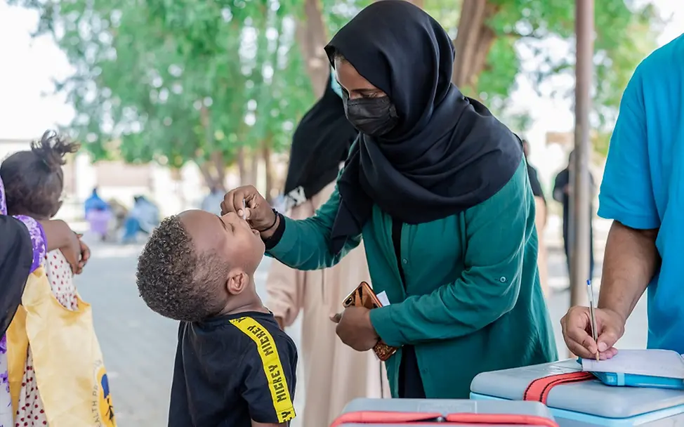 Sudan: Ein Junge wird gegen Cholera geimpft