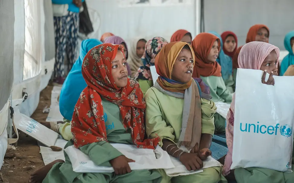 Sudan-Krieg: Kinder lernen in einem Lernzentrum Englisch