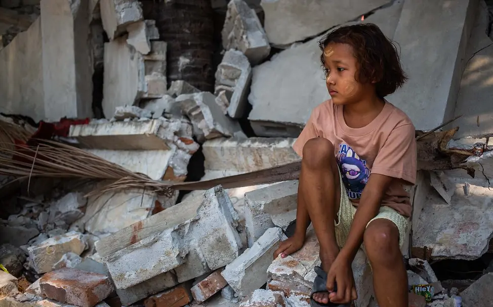 Ein Mädchen sitzt nach dem Erdbeben in Myanmar auf Trümmern in Mandalay. | © UNICEF/UNI772814/Htet Ein Mädchen sitzt nach dem Erdbeben in Myanmar auf Trümmern in Mandalay.