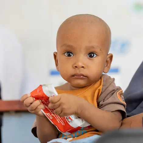 Sudan Hungersnot: Omer wird mit Erdnusspaste gefüttert