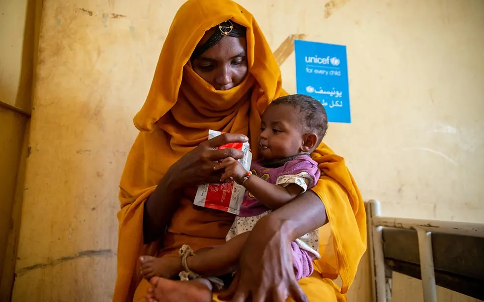 Amna isst therapeutische Fertignahrung. In Teilen des Sudan herrscht eine Hungersnot. | © UNICEF/Rajab Amna isst therapeutische Fertignahrung. In Teilen des Sudan herrscht eine Hungersnot.