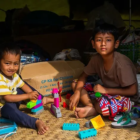 Hilfe für Myanmar: Kyaw Zin Phyo (9) und sein kleiner Bruder haben nach dem Erdbeben Hilfsgüter erhalten.