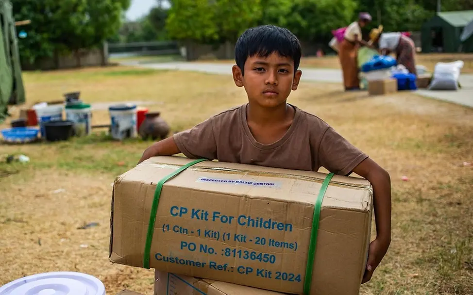 Hilfe für Myanmar: Kyaw Zin Phyo (9) erhält wichtige Hilfsgüter. 